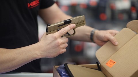 Podría aumentar la demanda de armas después de los tiroteos en Colorado y AtlantaGettyImages-1308966517.jpeg
