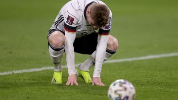 Timo Werner, de Alemania, no puede creer luego de fallar el posible gol del triunfo.