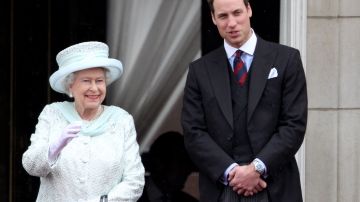 El príncipe William da la cara por la familia real británica.