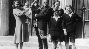 Benito Mussolini junto a su familia