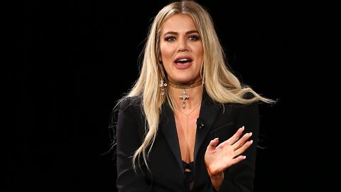 Khloé Kardashian estaba jugando cuando se metió debajo de la cama de su mamá.