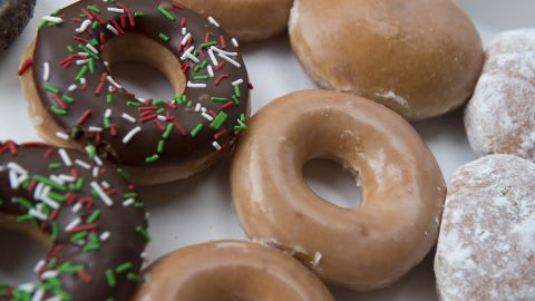 Recibe gratis palomitas de maíz, donas, boletos de cine, alcohol y hasta marihuana solo por recibir la vacuna de COVID-19GettyImages-627073058.jpeg