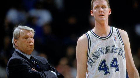 El head Coah de los Dallas Mavericks, junto a Shawn Bradley