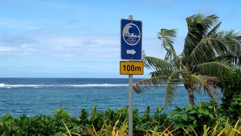 Un rótulo con la dirección para evacuar la zona en caso de tsunami en el pueblo de Saleapaga en Samoa.