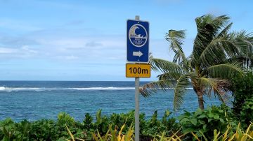 Un rótulo con la dirección para evacuar la zona en caso de tsunami en el pueblo de Saleapaga en Samoa.