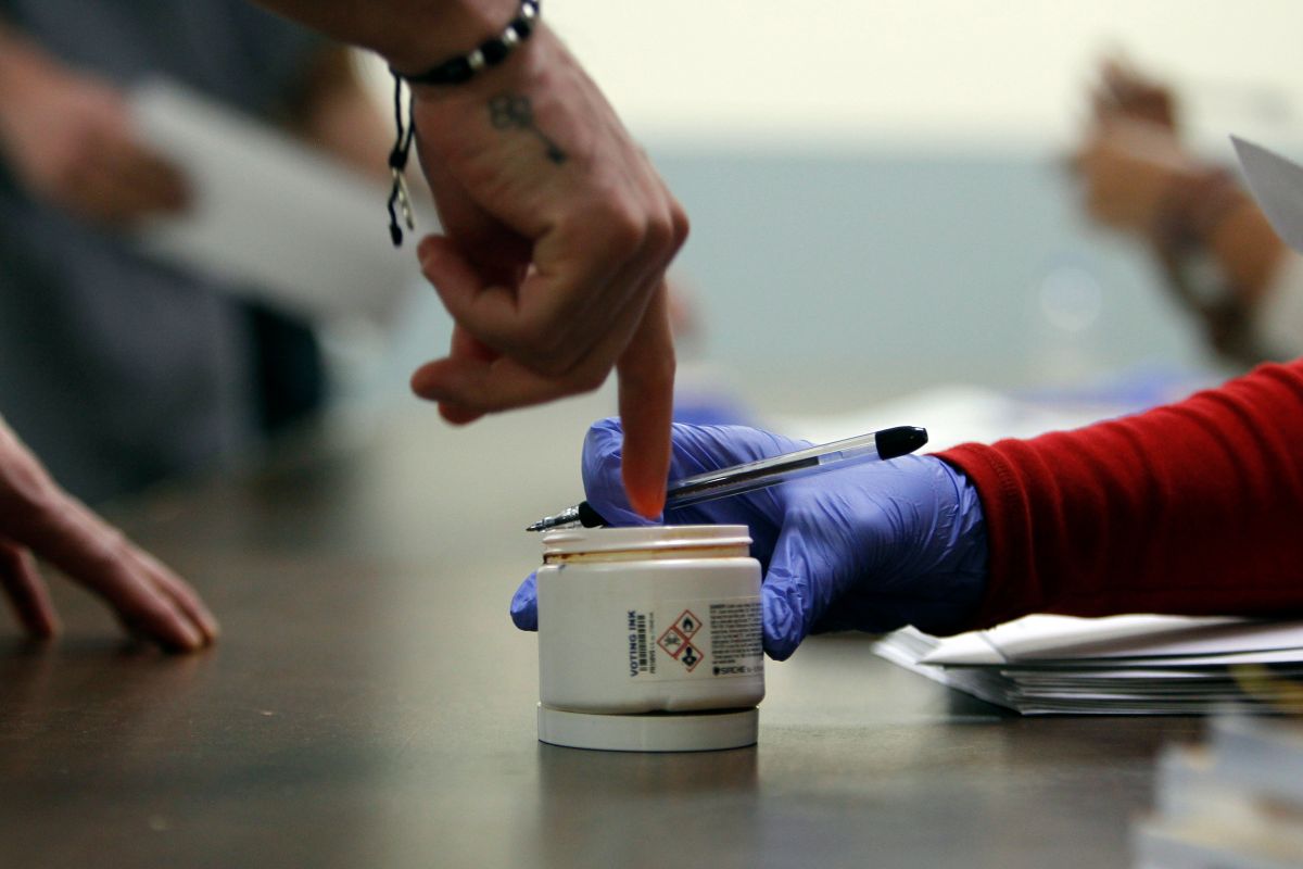 Un votante ejerce su derecho en Puerto Rico en las elecciones del pasado 3 de noviembre.