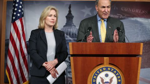 El eenador Charles Schumer (d) y la senadora Kirsten Gillibrand.