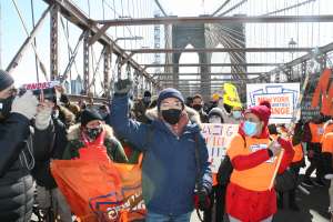 Centenares de inmigrantes y desempleados cruzaron el puente de Brooklyn clamando por alivios financieros