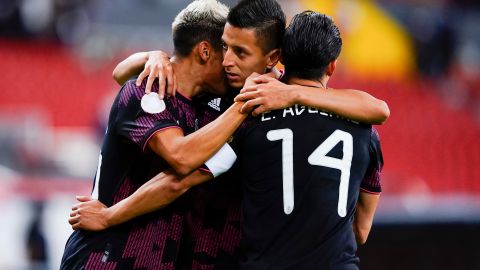 Guadalajara, Jalisco, 24 de marzo de 2021. Uriel Antuna, Roberto Alvarado y Erick Aguirre en festejo de gol, durante el partido de la fase de grupos del Preolímpico varonil de la CONCACAF 2021, entre la Selección de Estados Unidos y la Selección Nacional de México, celebrado en el estadio Jalisco. Foto: Imago7/Rafael Vadillo