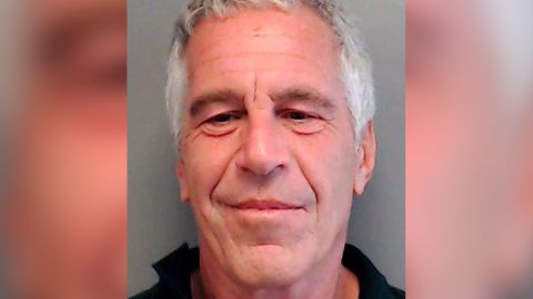 Jeffrey Epstein fue arrestado por supuestamente haber traficado sexualmente y abusado de decenas de niñas de tan solo 14 años.