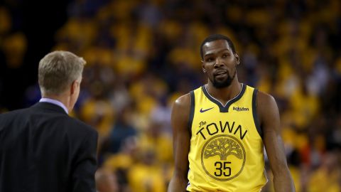 Kevin Durant le responde a Steve Kerr