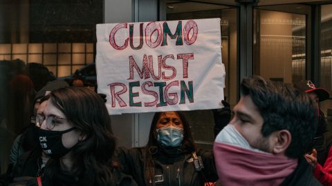 Grupos de mujeres se han unido a las voces de políticos que piden la renuncia del gobernador Cuomo.