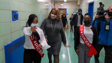 Meisha Ross Porter se estrenó como jefe de las escuelas de NYC visitando la PS 15, en Brooklyn