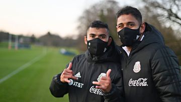Orbelín Pineda y Luís Romo, durante el entrenamiento de la selección Nacional de México en las instalaciones de Hensol Castle, previo a su partido de preparación frente a la selección de Gales.