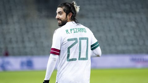 Rodolfo Pizarro durante un partido con la selección mexicana.