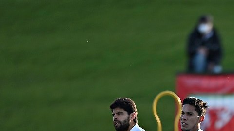 Diego Lainez y Jonathan Dos Santos juntos en el primer entrenamiento realizado en Cardiff.