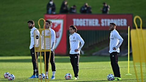 Diego Lainez y Jonathan Dos Santos juntos en el primer entrenamiento realizado en Cardiff.