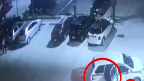 VIDEO: Momento exacto en que grupo armado dispara en bar de Cancún en México