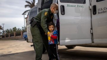 Agente fronterizo abrazo niños