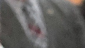 Cuomo abrazando a una mujer en El Bronx, el viernes 26.