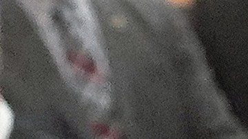 Cuomo abrazando a una mujer en El Bronx, el viernes 26.