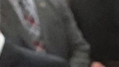 Cuomo abrazando a una mujer en El Bronx, el viernes 26.