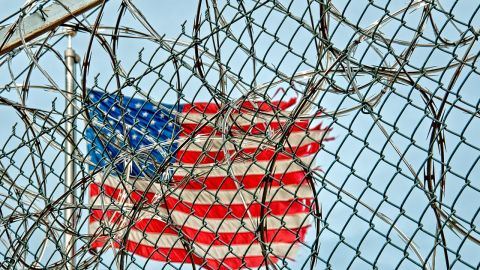 Se espera que Biden firme el paquete de $1,900 millones de dólares el viernes, y el apoyo económico le podrá llegar a los prisioneros.