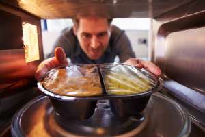 ¿Cuáles son los riesgos para la salud de cocinar en el microondas?
