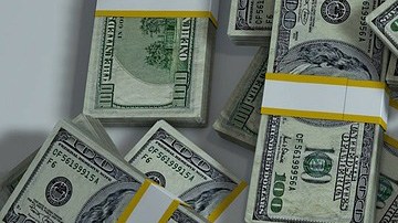 Fajos de billetes de dólares.