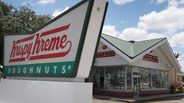 Krispy Kreme también está invitando a los clientes a que prueben la nueva línea de donas decoradas con motivos del Día de San Patricio.