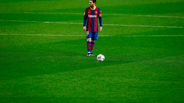 Leo Messi sufre fuertes golpes en la cancha según Alfred Schreuder, segundo entrenador del Barcelona.