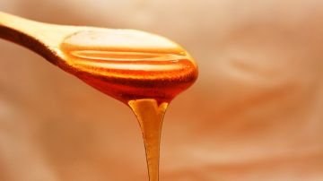 Los CDC publican que la miel es segura para las personas mayores de 1 año.