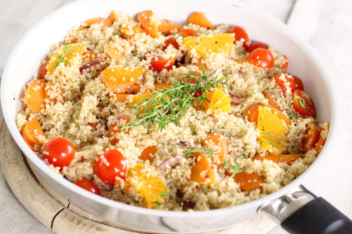 La quinoa es un alimento cargado de proteínas, fibra, es saciante y baja en calorías.Es perfecta para perder peso.