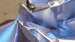 La cantidad de aluminio que se impregna al usar el papel aluminio depende de factores como la temperatura y tipo de ingredientes.