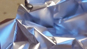 La cantidad de aluminio que se impregna al usar el papel aluminio depende de factores como la temperatura y tipo de ingredientes.