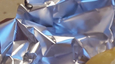 La cantidad de aluminio que se impregna al usar el papel aluminio depende de factores como la temperatura y tipo de ingredientes.