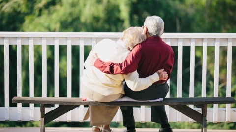 Reencuentro pareja ancianos