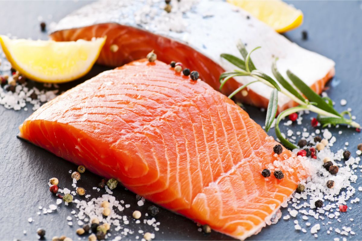 El salmón es una de las mejores fuentes de vitamina B12.