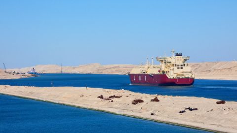 El bloqueo temporal del Canal de Suez provocó el desvío de centenares de barcos a rutas más largas, y una paralización milmillonaria.