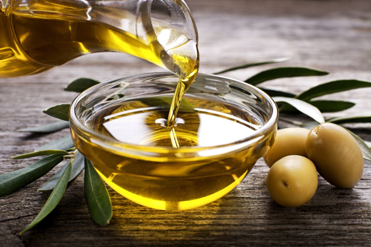Cuando el aceite de oliva se coloca en un ambiente frío, las ceras naturales comienzan a separarse del líquido y se unen en pequeños fragmentos o grumos. 