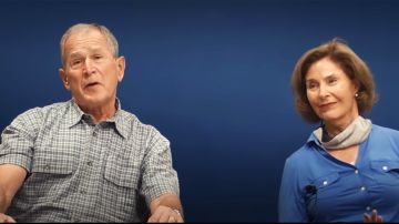George W. y Laura Bush en el anuncio.