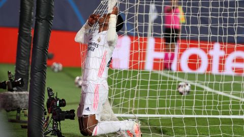 Vinicius lamenta no poder firmar la mejor jugada del partido.