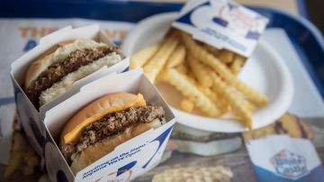 La popular cadena de hamburguesas celebrará todo el año su centenario con regalos para los clientes y beneficios para sus empleados.