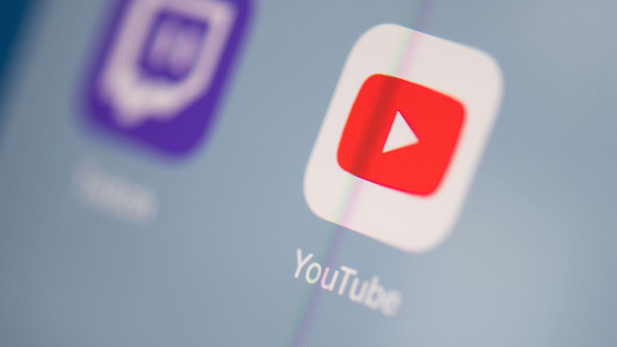 YouTube Shorts actualmente permite a los usuarios unir múltiples clips de video usando una cámara de múltiples segmentos, y grabar con música.