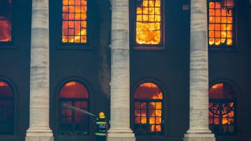 Un incendio destruye edificios de la histórica Universidad de Ciudad del Cabo