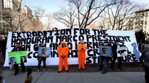 Protesta contra el presidente de Honduras, en Nueva York.