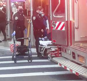 Un muerto y dos heridos: dramático choque contra restaurante latino en Queens, Nueva York