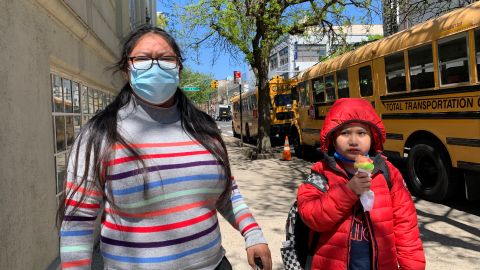 La madre Wendy Medina apoya el regreso total a clases presenciales en las escuelas