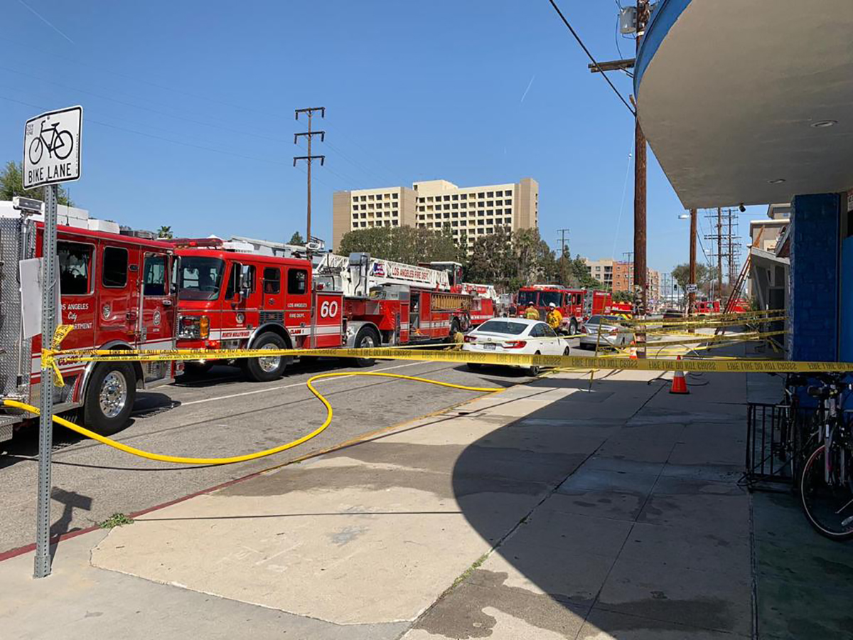 Los bomberos frente al estudio de 'Chisme No Like'