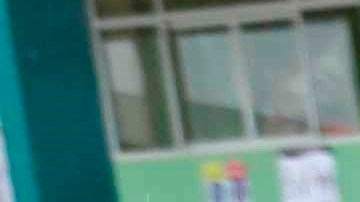 AME9291.CUSCO (PERÚ), 11/04/2021.- Una mujer ejerce su derecho al voto durante las elecciones presidenciales hoy, en un centro de votación en Cusco (Perú). Más de 25 millones de peruanos acuden desde las 7.00 horas de este domingo a votar para elegir al nuevo presidente para el periodo 2021-2026, dos vicepresidentes, 130 legisladores y cinco representantes para el Parlamento Andino, en unos comicios marcados por las medidas para evitar los contagios por la covid-19. EFE/ Stringer